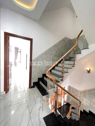 Đi nước ngoài định cư bán gấp nhà ở đường Lạc Long Quân, phường 5, quậ
