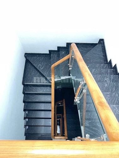 Đi nước ngoài định cư bán gấp nhà ở đường Lạc Long Quân, phường 5, quậ