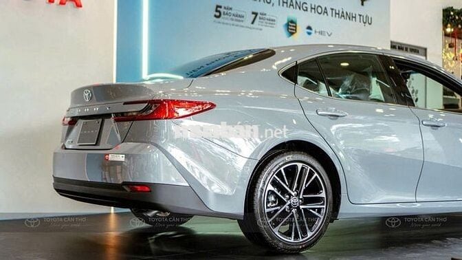 Toyota Camry 2025 2.5HEV MID - Xe có sẵn giá tốt