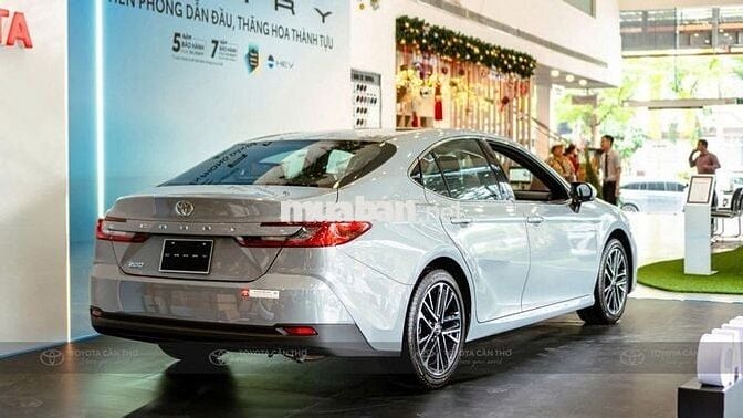 Toyota Camry 2025 2.5HEV MID - Xe có sẵn giá tốt