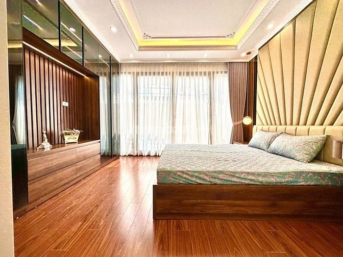 Bán gấp nhà Cầu Giấy, sân rộng,   Mặt tiền 4.5 m, giá nhỉnh 10 tỷ