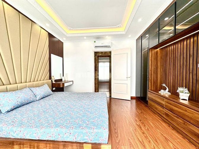 Bán gấp nhà Cầu Giấy, sân rộng,   Mặt tiền 4.5 m, giá nhỉnh 10 tỷ