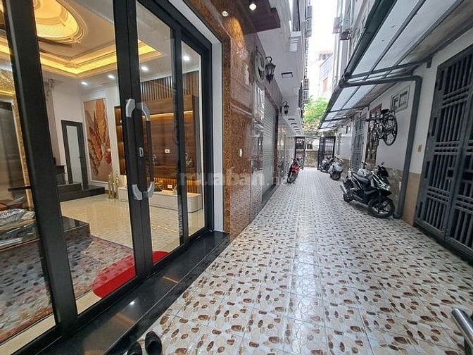 Bán gấp nhà Cầu Giấy, sân rộng,   Mặt tiền 4.5 m, giá nhỉnh 10 tỷ