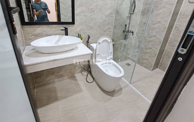 Bán gấp nhà Cầu Giấy, sân rộng,   Mặt tiền 4.5 m, giá nhỉnh 10 tỷ