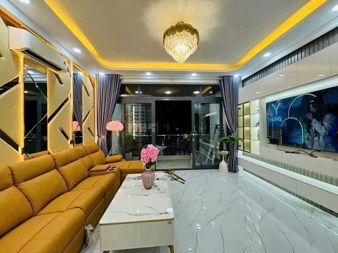 Bán gấp nhà 95.8m² Trần Quang Diệu Q3, hẻm ô tô, sổ hồng riêng giá 6tỷ