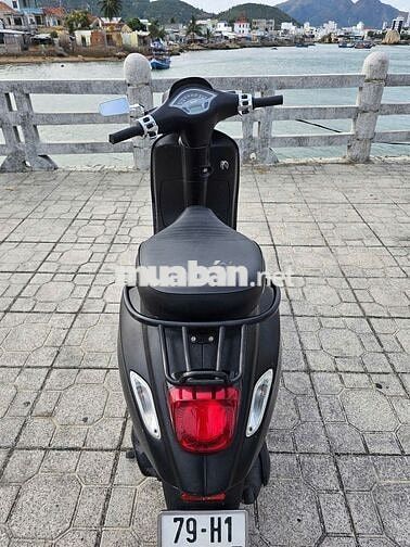 Vespa Sprint Notte đời 2020 màu đen nhám.