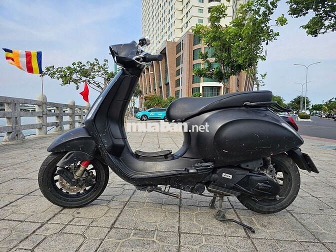 Vespa Sprint Notte đời 2020 màu đen nhám.