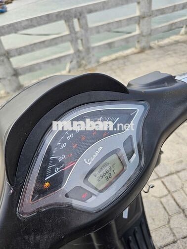 Vespa Sprint Notte đời 2020 màu đen nhám.