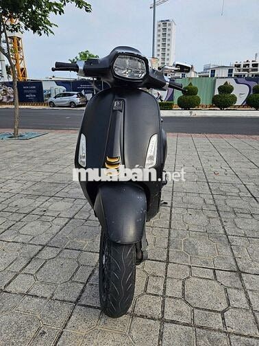 Vespa Sprint Notte đời 2020 màu đen nhám.