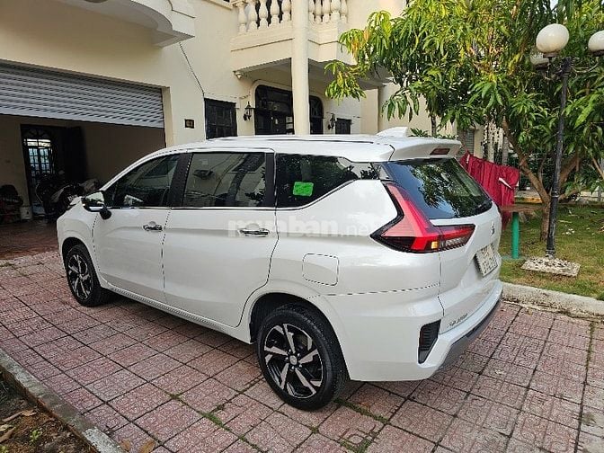 Xe gia đình tiện nghi đẹp lung linh.
