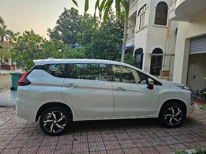 Xe gia đình tiện nghi đẹp lung linh.
