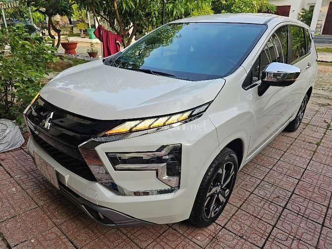 Xe gia đình tiện nghi đẹp lung linh.