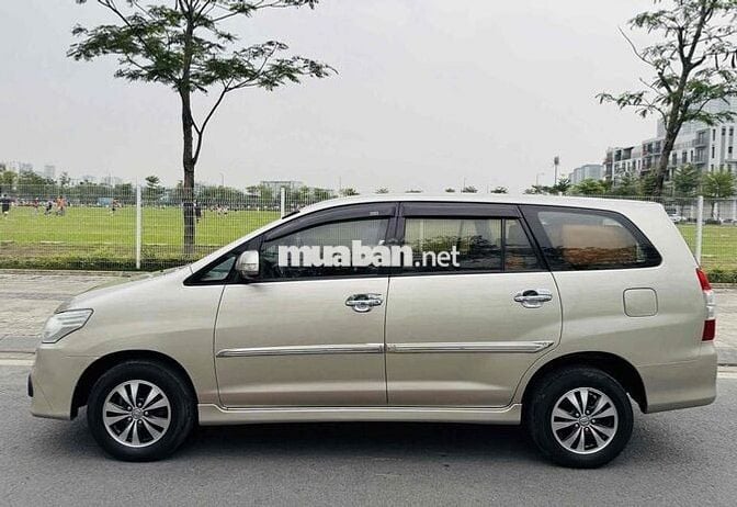 Toyota Innova 2015 E form mới,Nâu Vàng.