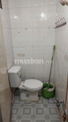 Phòng cho thuê thoáng mát 30m2 mặt tiền Đặng Thúc Liêng quận 8