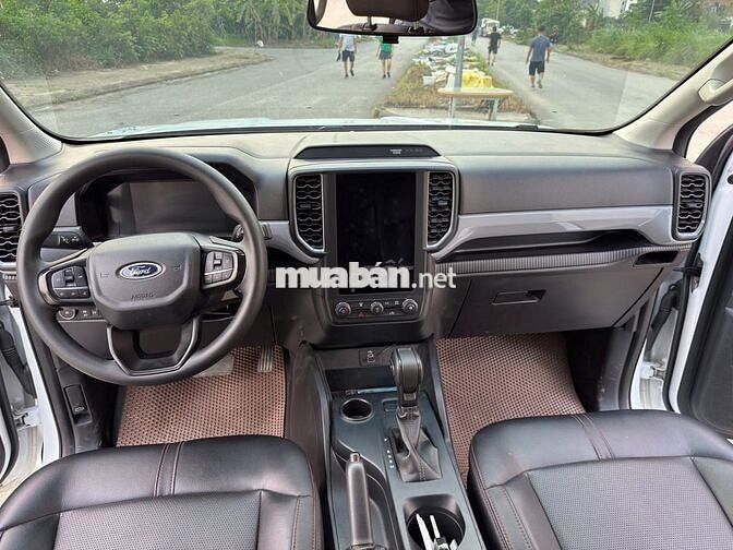 Bán xe Ford Ranger 2024 XLS 2.0 màu trắng mới tinh