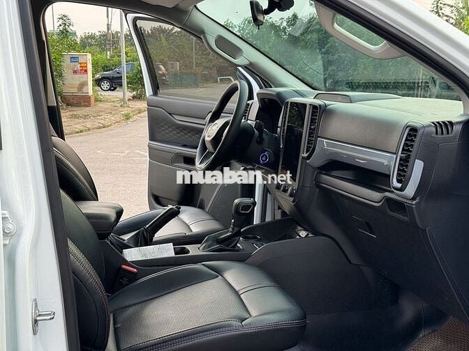 Bán xe Ford Ranger 2024 XLS 2.0 màu trắng mới tinh