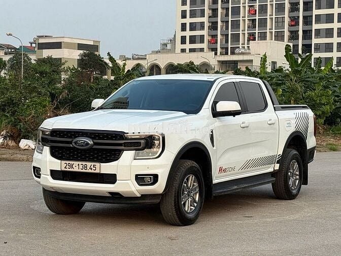 Bán xe Ford Ranger 2024 XLS 2.0 màu trắng mới tinh