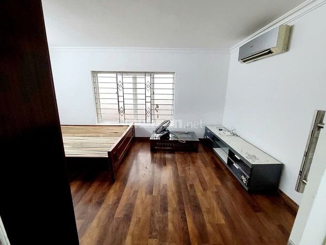 Cho thuê nhà 26 ngõ 403 Bạch Mai, 3 tầng 2N, 2WC, khách, bếp, ban công