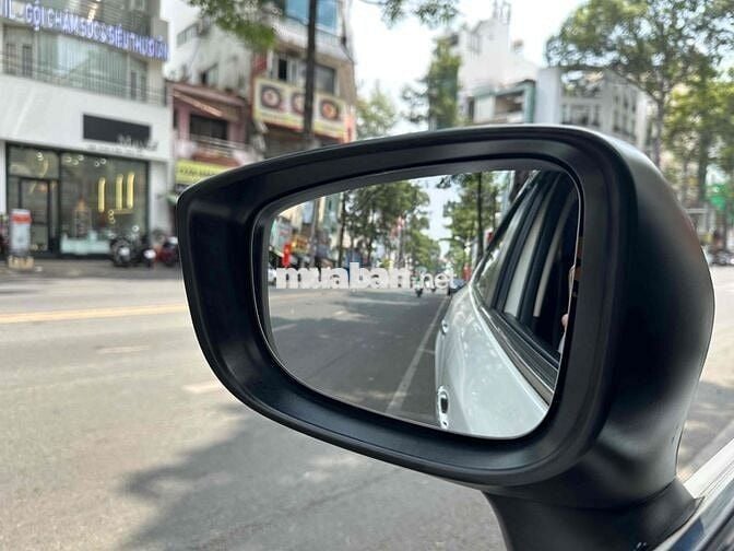 Mazda 3 2016 có cửa sổ trời, màn hình dài. 1.5AT