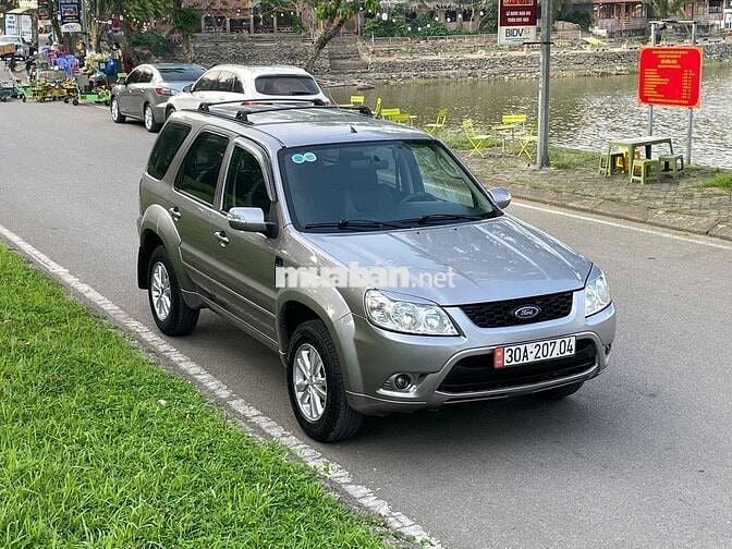 Ford Escape số tự động SUV gầm cao đẹp xuất sắc