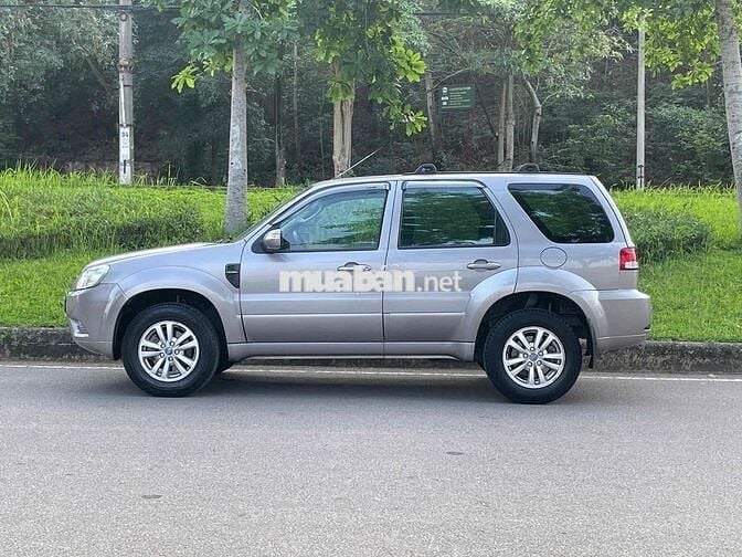 Ford Escape số tự động SUV gầm cao đẹp xuất sắc