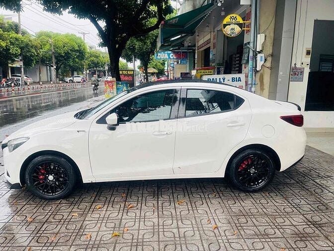 Mazda 2 2019 Premium Sedan - 65000 km