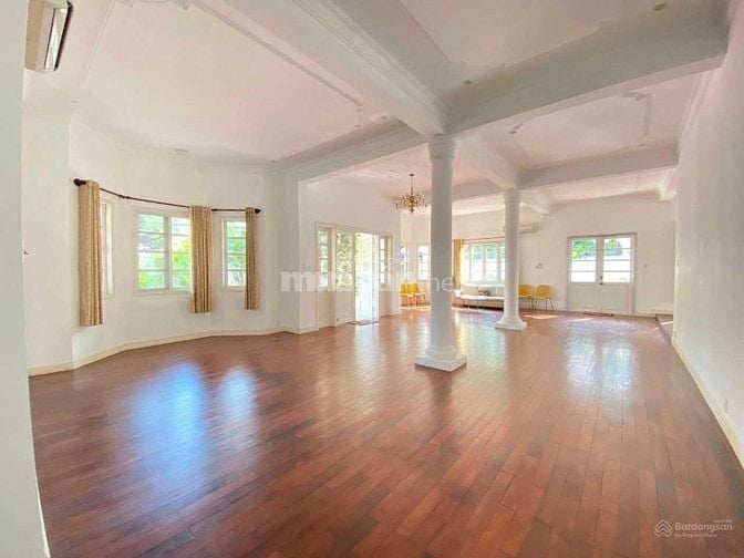 Biệt thự hồ bơi, sân vườn, rộng 700m2, phường Thảo Điền phù hợp để ở
