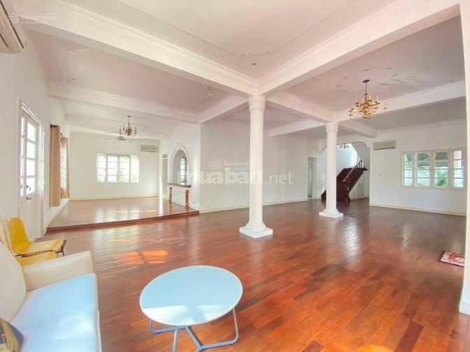 Biệt thự hồ bơi, sân vườn, rộng 700m2, phường Thảo Điền phù hợp để ở