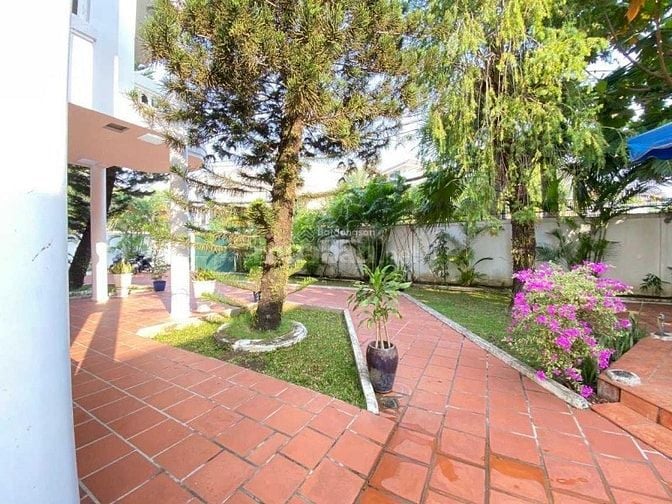Biệt thự hồ bơi, sân vườn, rộng 700m2, phường Thảo Điền phù hợp để ở