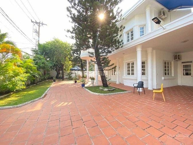 Biệt thự hồ bơi, sân vườn, rộng 700m2, phường Thảo Điền phù hợp để ở