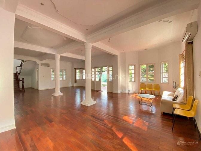 Biệt thự hồ bơi, sân vườn, rộng 700m2, phường Thảo Điền phù hợp để ở