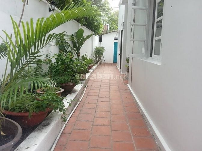 Biệt thự hồ bơi, sân vườn, rộng 700m2, phường Thảo Điền phù hợp để ở
