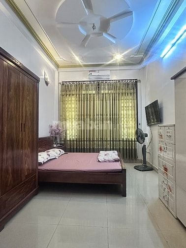Chuyển về quê ở, chính chủ cần bán nhà mặt phố Nam Dư