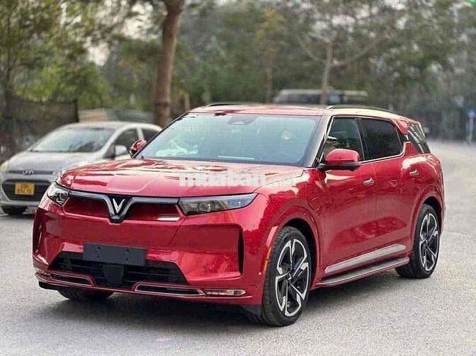 VinFast VF9 sẵn xe giảm giá mạnh