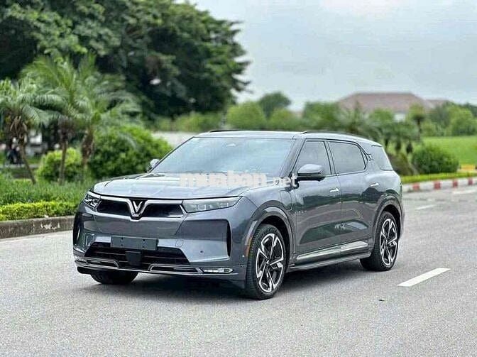 VinFast VF9 sẵn xe giảm giá mạnh