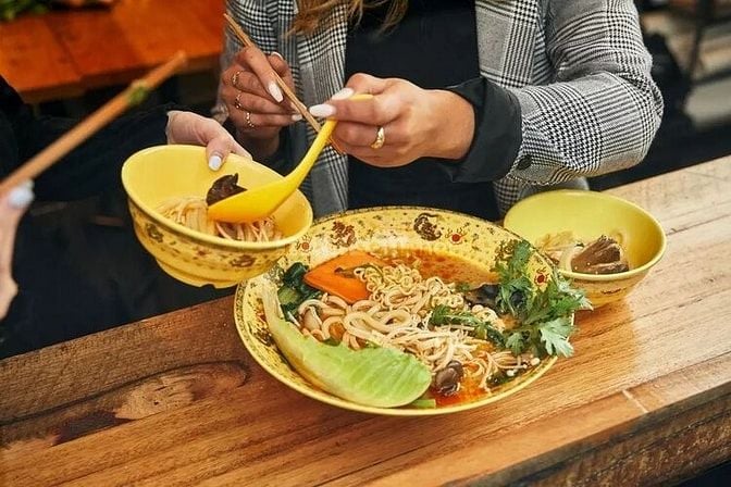 Tuyển 50 phục vụ Full và Partime Nhà hàng Dragon Hot Pot VN