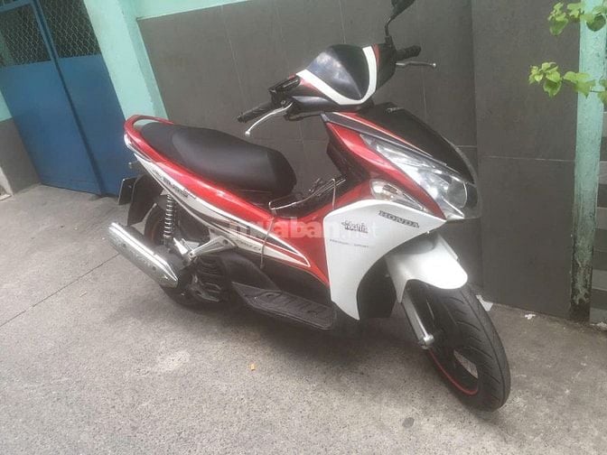 Bán xe AirBlade đời 2016 màu trắng, giá 10,5 triệu và chiếc màu đỏ đen