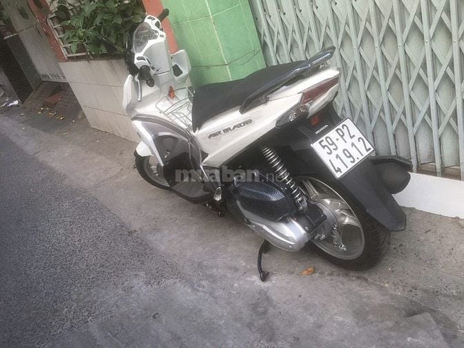 Bán xe AirBlade đời 2016 màu trắng, giá 10,5 triệu và chiếc màu đỏ đen