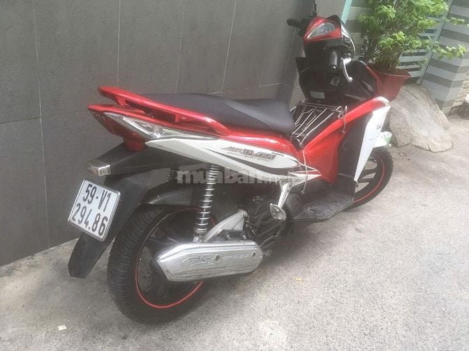 Bán xe AirBlade đời 2016 màu trắng, giá 10,5 triệu và chiếc màu đỏ đen