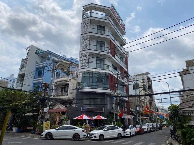 Nhà góc 2mặt tiền đường lớn cần bán
