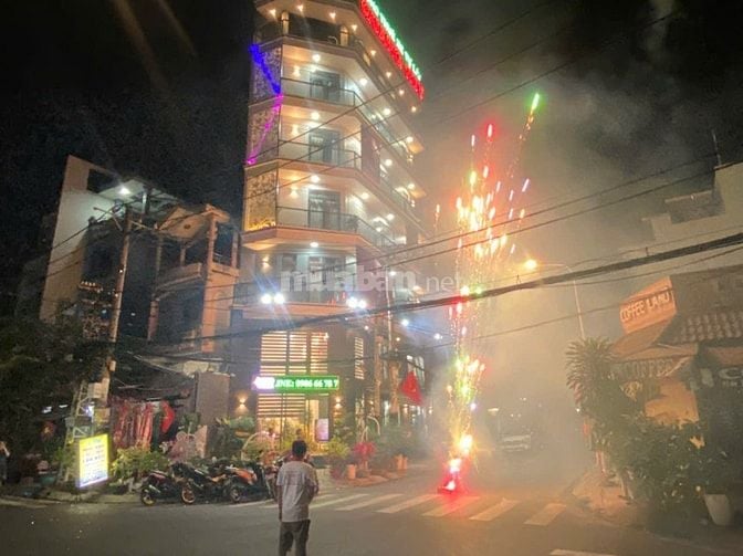Nhà góc 2mặt tiền đường lớn cần bán