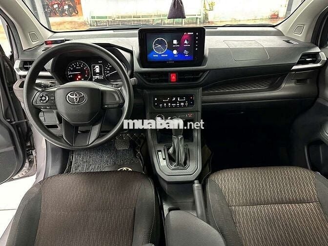 Toyota Avanza Premio 2023 1.5CVT,màu bạc,42.000 km