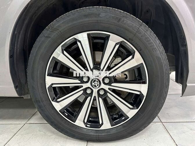 Toyota Avanza Premio 2023 1.5CVT,màu bạc,42.000 km