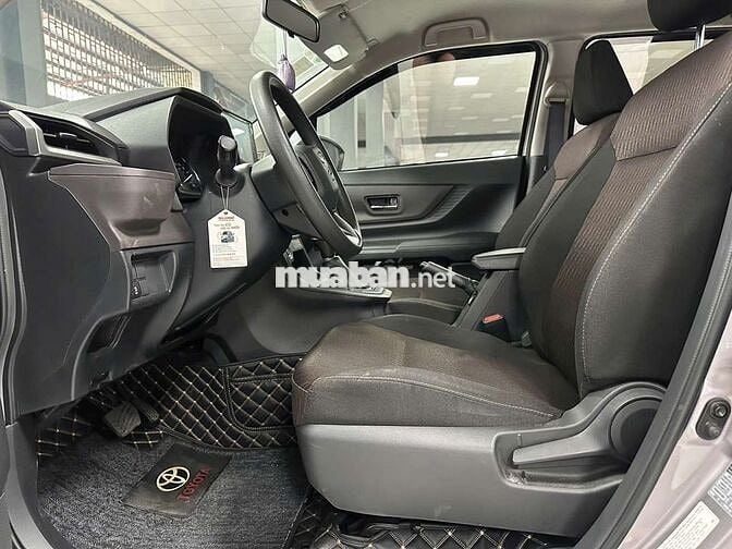 Toyota Avanza Premio 2023 1.5CVT,màu bạc,42.000 km