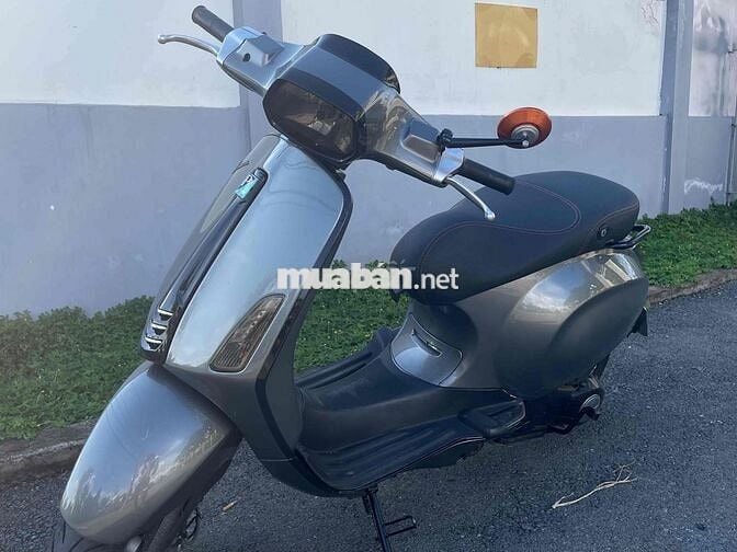 Vespa Sprint 125 cá nhân dùng màu xám xi măng