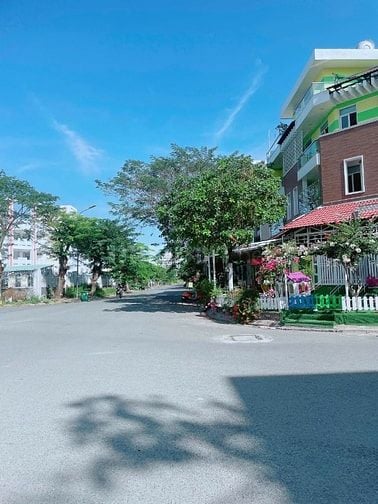 Cần bán lô đất Biệt Thự nền Q-200m2 căn góc đường 12m KDC 13E Intresco