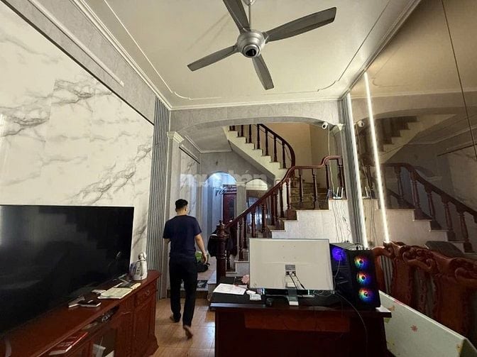 CHÍNH CHỦ CHO THUÊ NHÀ 4 TẦNG NGUYÊN CĂN ÁI MỘ - BỒ ĐỀ- LONG BIÊN