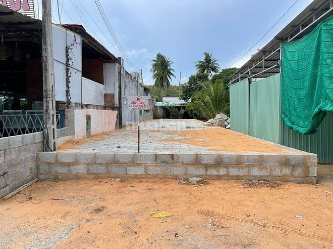 CHO THUÊ ĐẤT MẶT TIỀN NGAY TRUNG TÂM DU LỊCH SẦM UẤT SUỐI TIÊN 