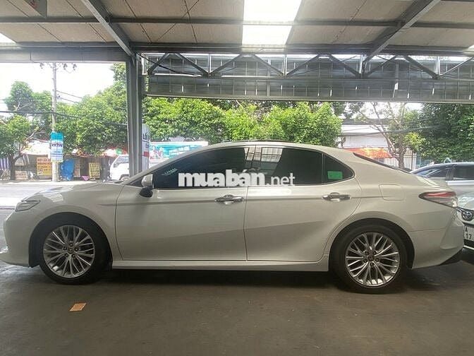 Toyota Camry 2020 2.5Q bảo hành 1 năm chính hãng