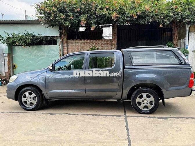 Toyota Hilux 2012 2.5E 4x2 MT - 10000 km